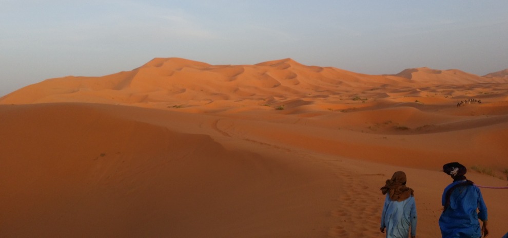 camelmen-dunes-caravan-in-distance-990×463